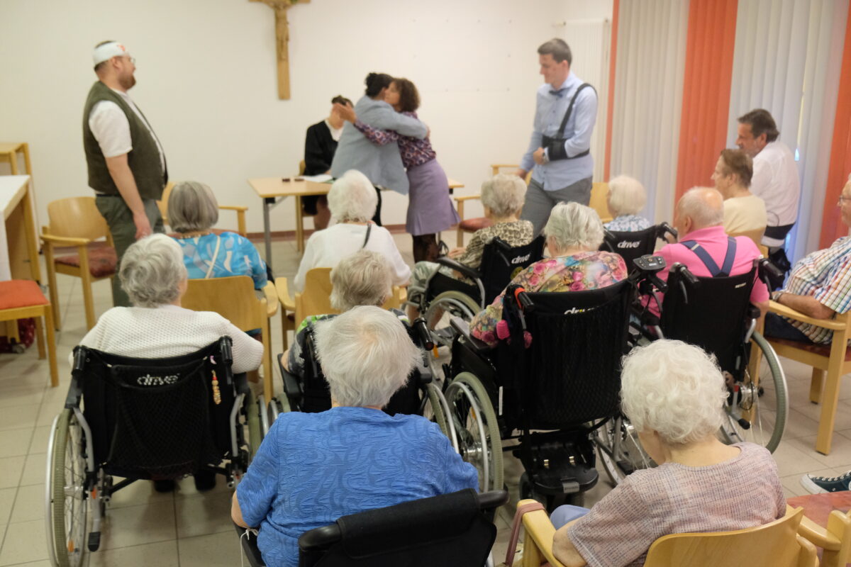 Laienspielgruppe begeistert Senioren im BRK-Seniorenheim Eschenbach