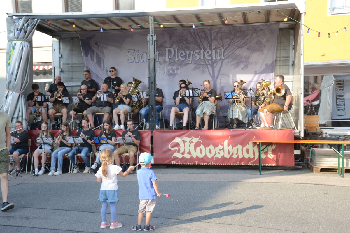 Lange Schlangen und Feierlaune beim Multi-Kulti-Fest in Pleystein