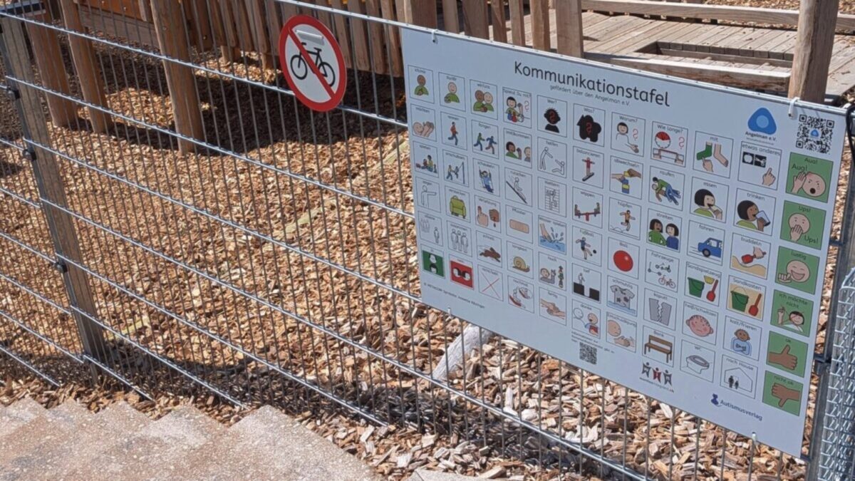 Neue Tafel stärkt Inklusion am Mehrgenerationenspielplatz in Rieden
