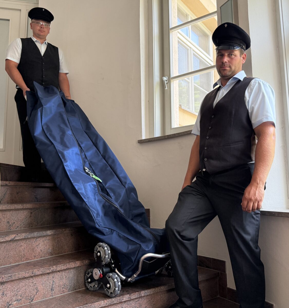 Neue Trage mit Treppenfahrwerk entlastet gKU in Burglengenfeld und Teublitz