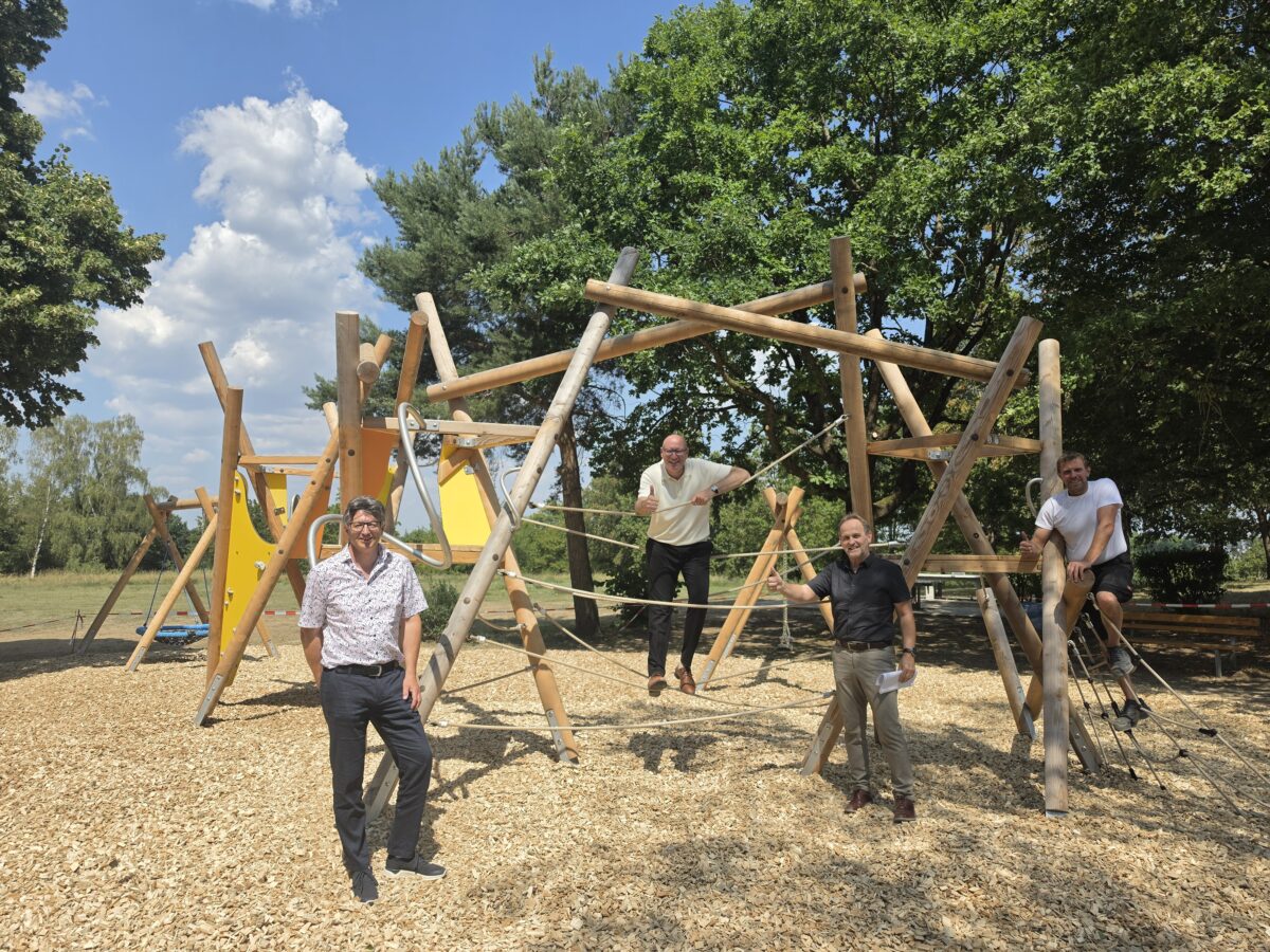 Neuer Spielplatz am Galgenberg eröffnet in Burglengenfeld