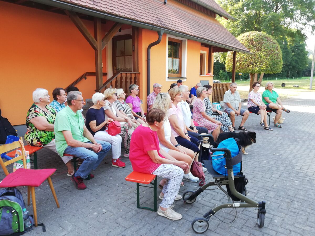 Ökumenische Wanderandacht in Ahornberg verbindet Glaube, Natur und Gemeinschaft