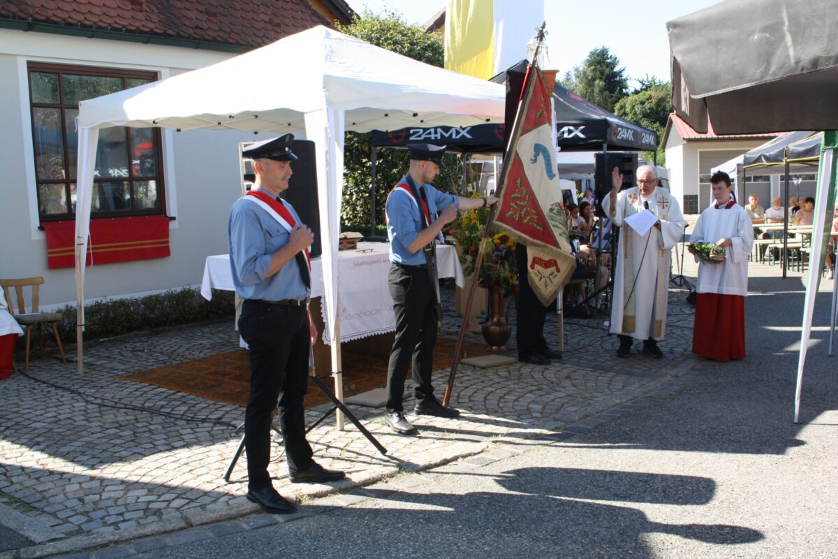 Patrozinium in Pichlberg mit Kräuterbuschen und restaurierter Fahne