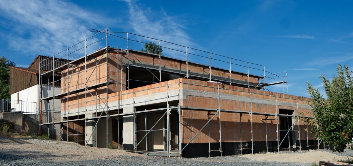 Rohbau der Kindergartenerweiterung St. Johannes Maria Vianney in Floß fertig