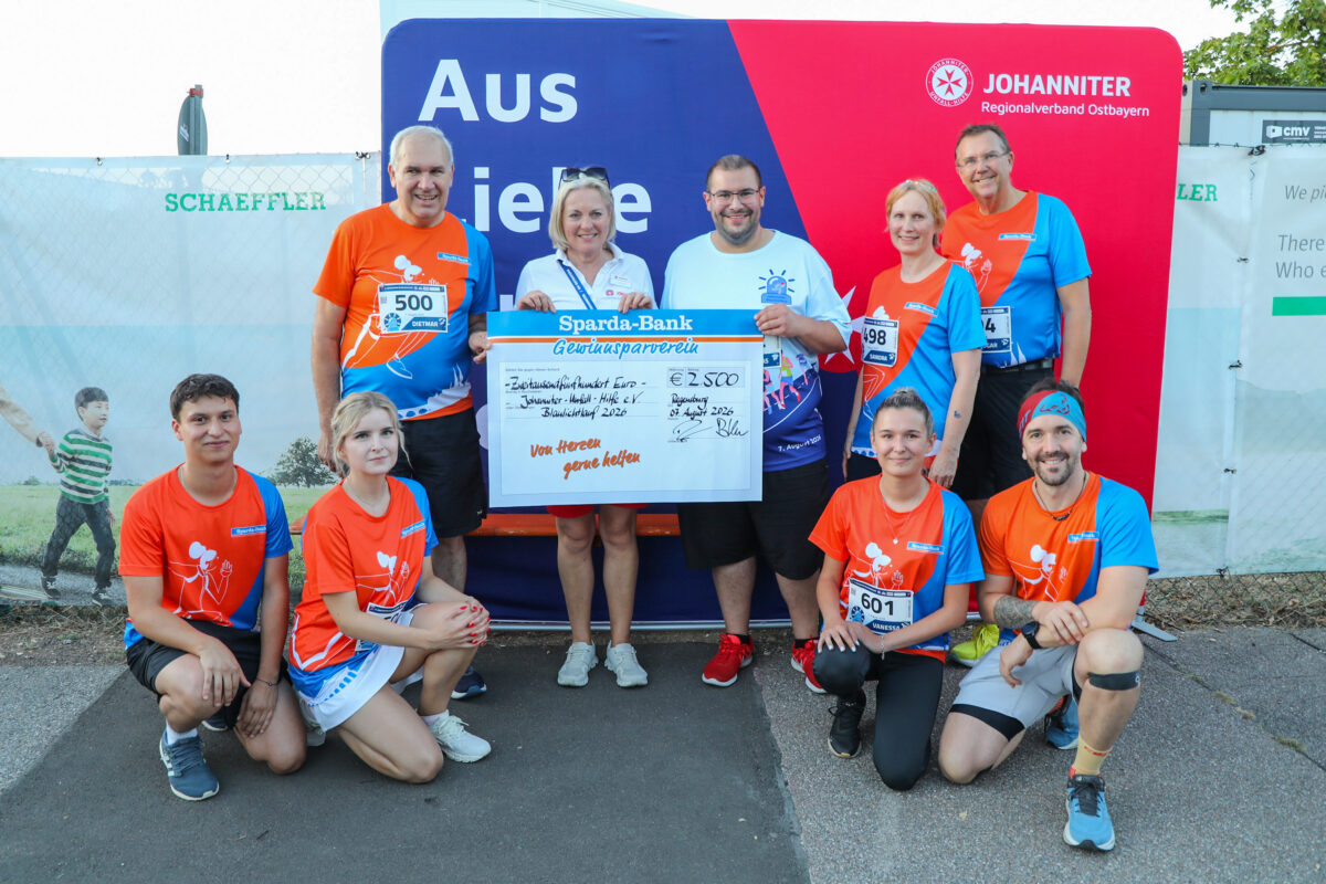 Sparda-Bank Ostbayern spendet 2.500 Euro beim Blaulichtlauf in Regensburg
