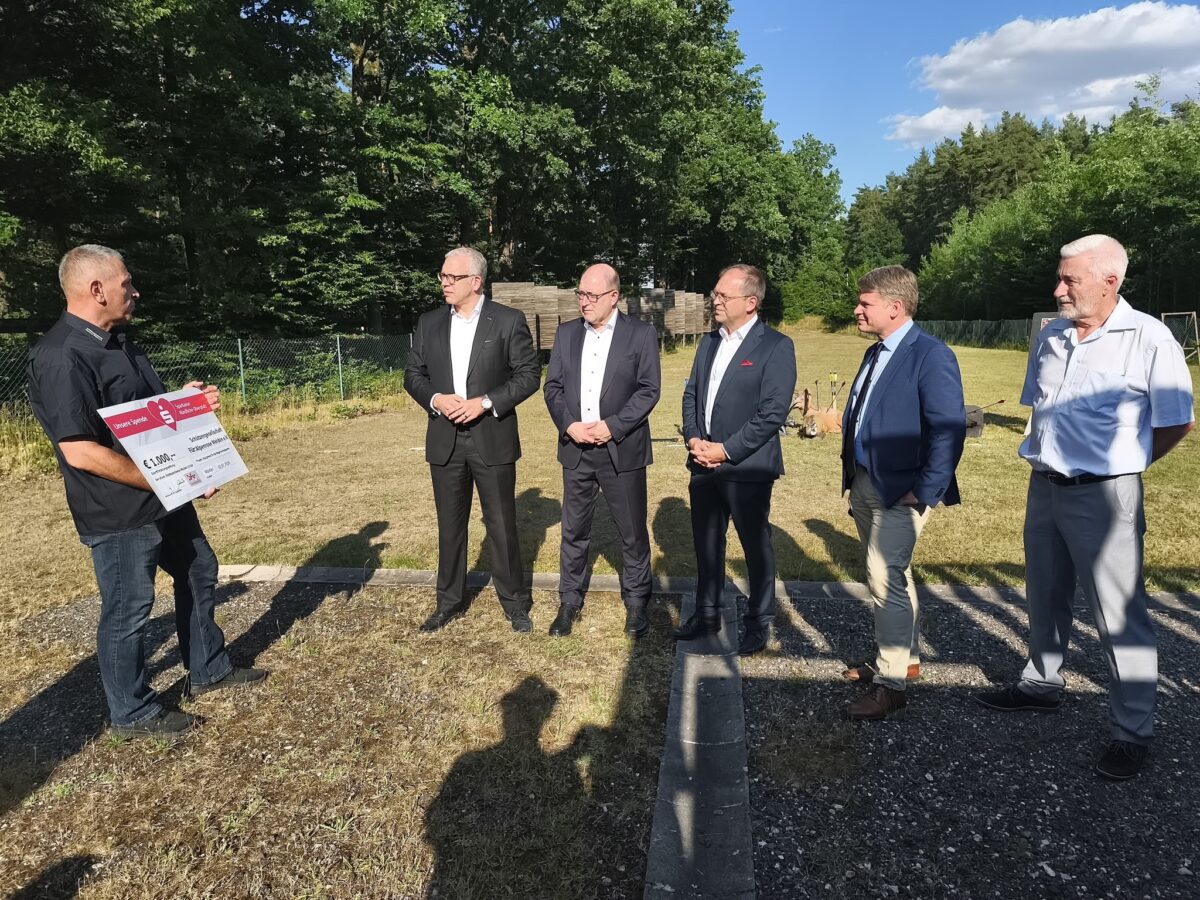 Stiftung fördert Bogensport in Weiden mit 1.000 Euro