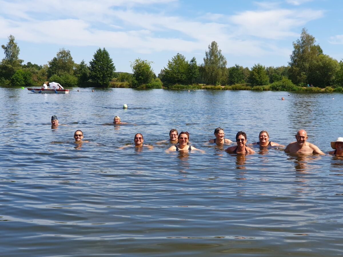 Totenkopfschwimmen in Weiherhammer lockt 53 Frauen und Männer ins Wasser