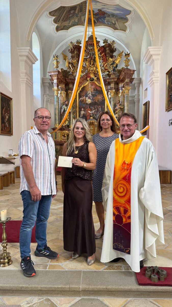 Spende für Pfarrkirche VOH beim Patrozinium.jpg