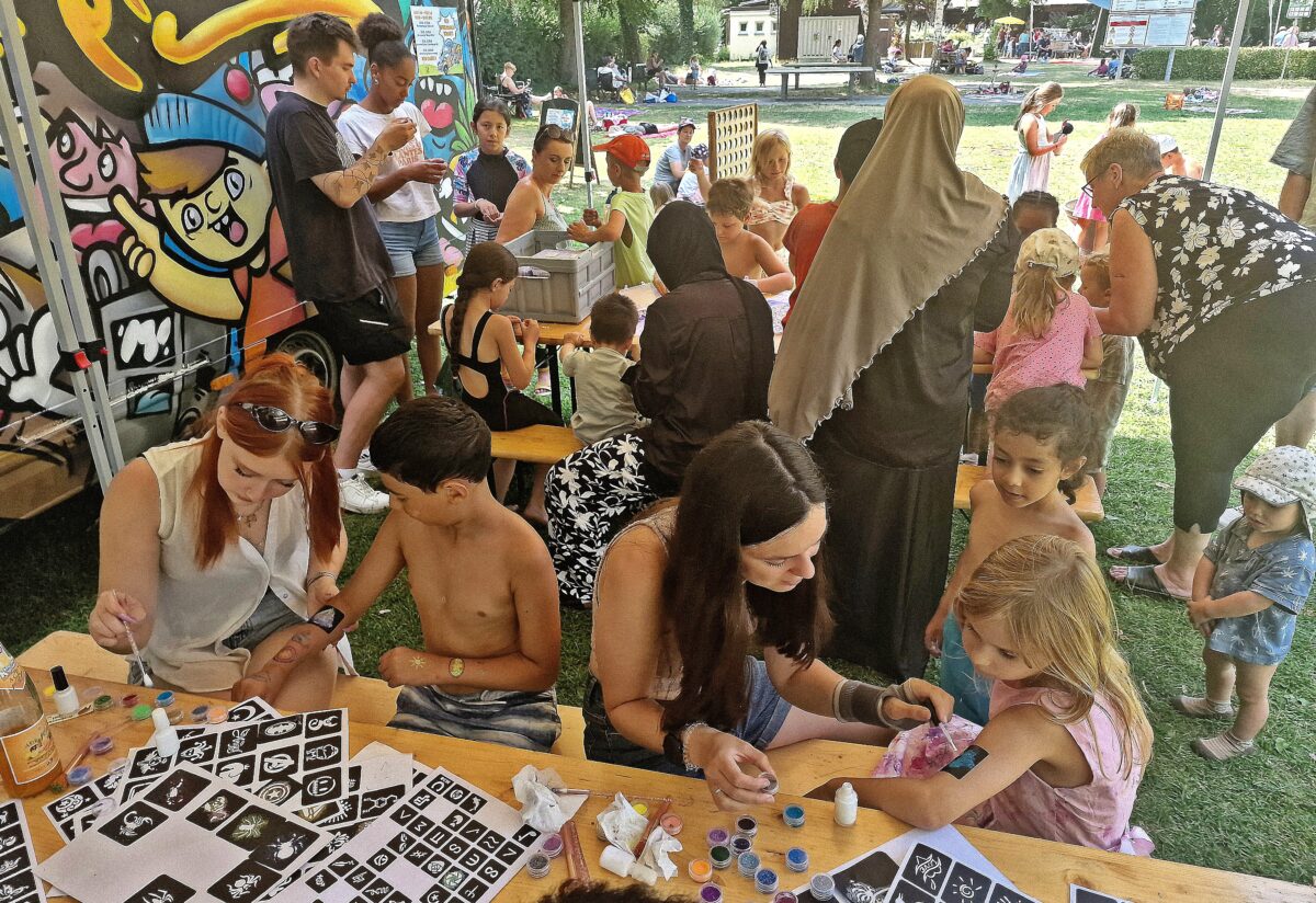 Stadtbadfest: Spiele, Glitzertattoos und eine kühle Erfrischung