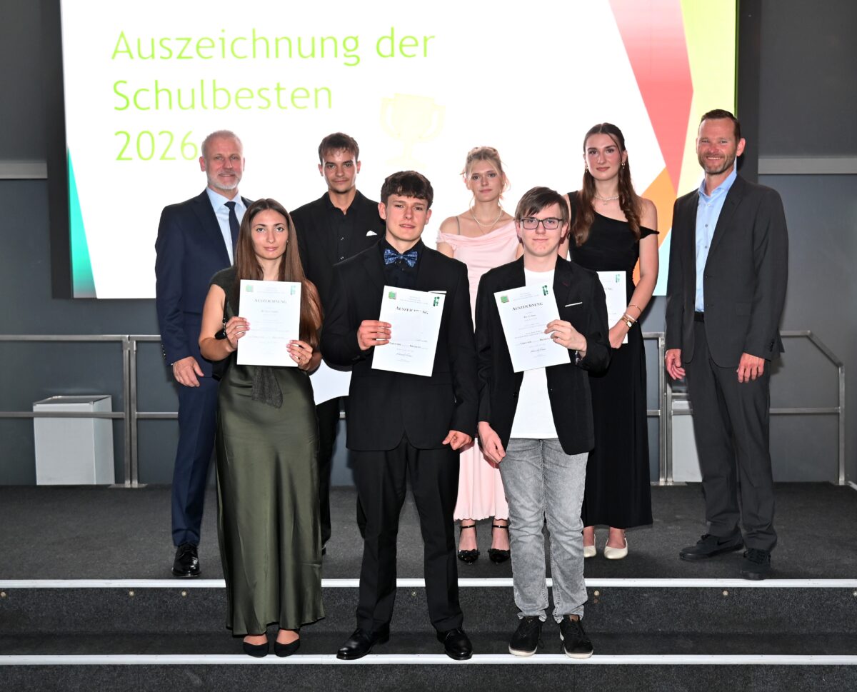 Wirtschaftsschule verabschiedet 61 Absolventinnen und Absolventen in Weiden