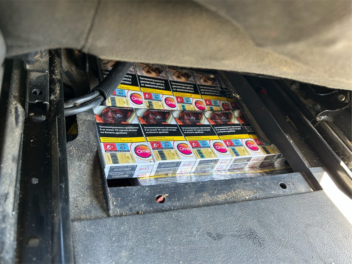 Zoll deckt auf: Mehr als 17.000 Zigaretten in Fahrzeug und Anhänger versteckt