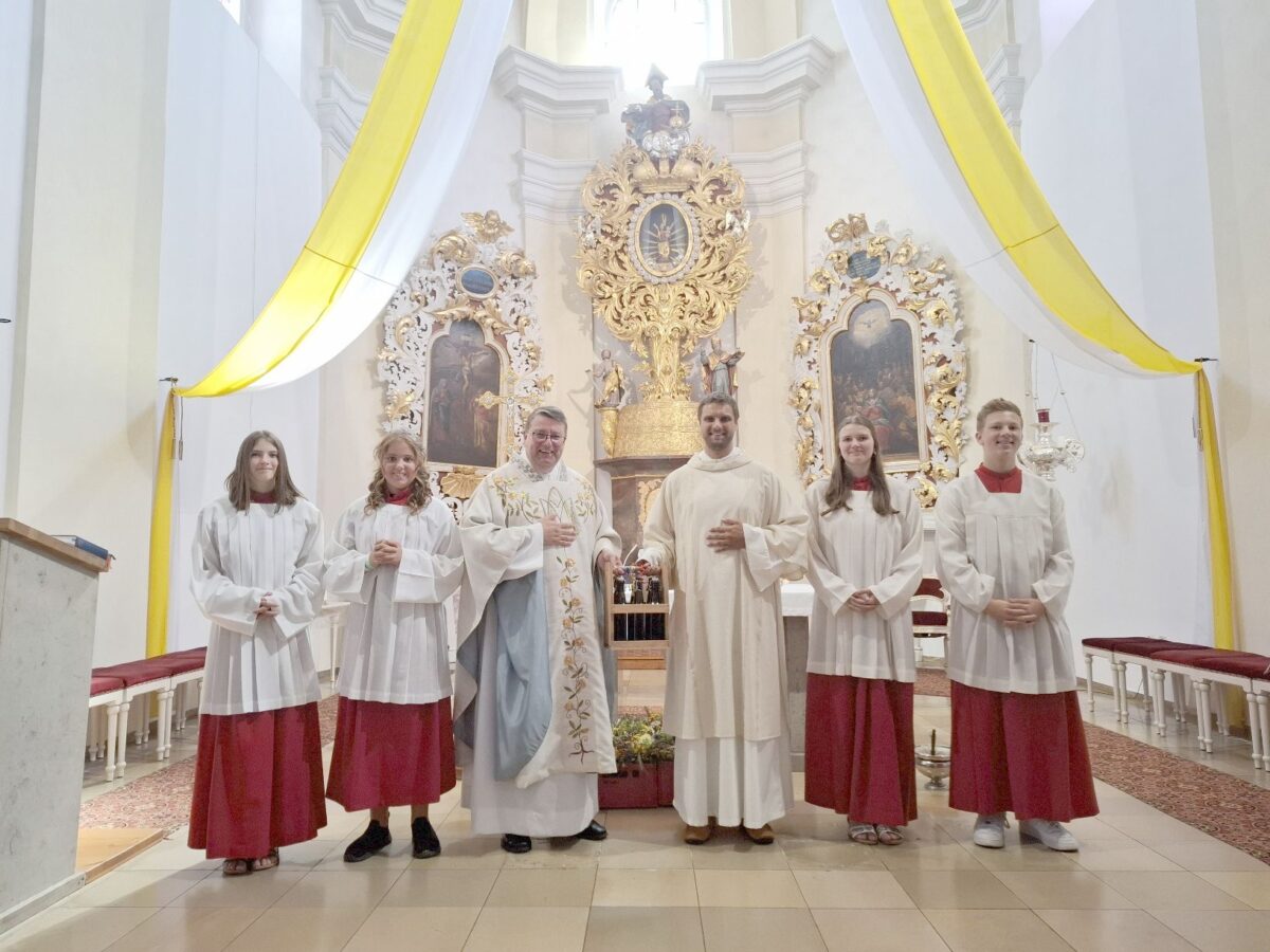 Pfarrer Udo Klösel dankte Festprediger Johannes Theissinger mit einem herzlichen Vergelts Gott und einem Tragerl 