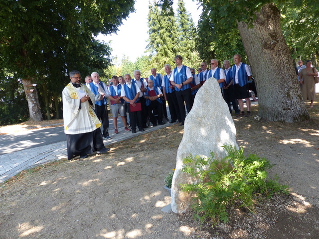 Sänger feiern 155 Jahre MGV in Leuchtenberg mit Gedenkstein
