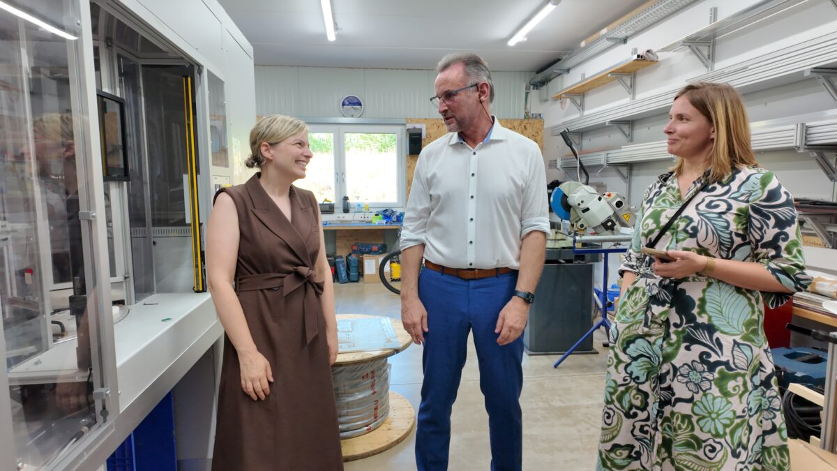 Grünen-Politikerinnen diskutieren Energiewende bei Natur-Energietechnik in Floß