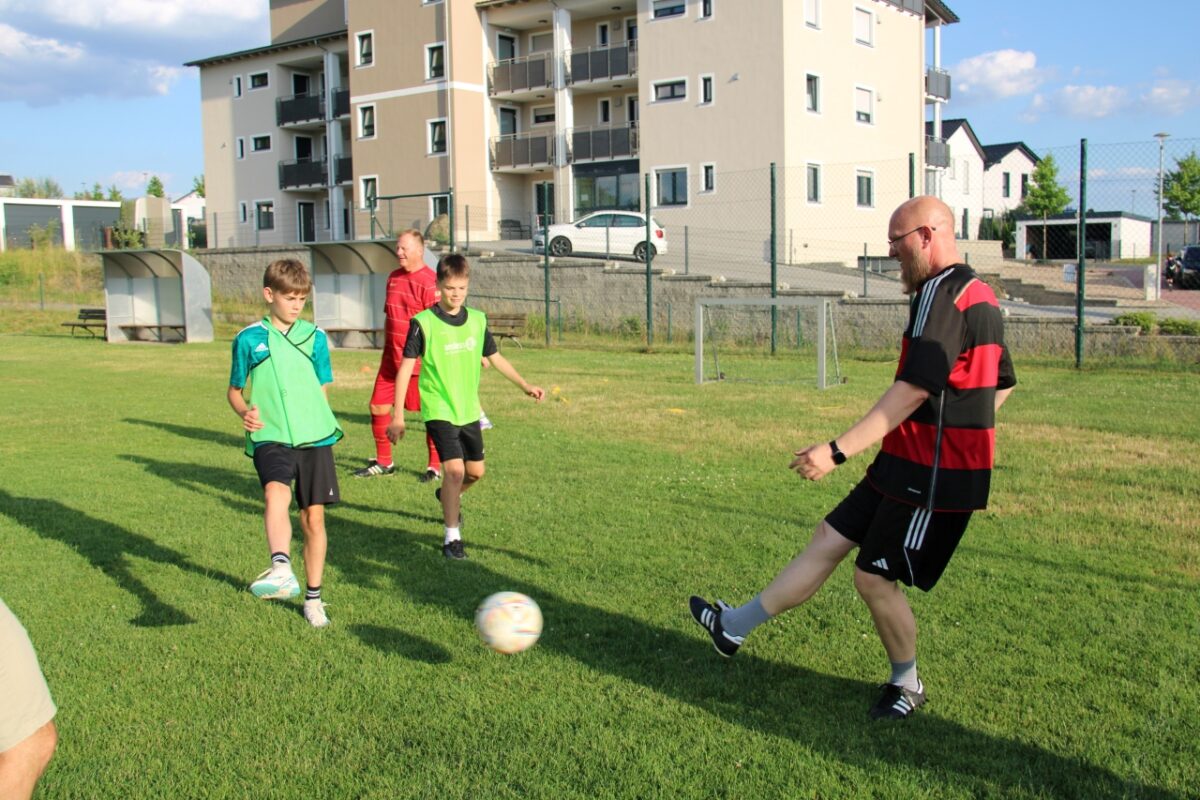 Walking Football neu bei der DJK Neustadt: Spaß und Fitness ohne Altersbegrenzung