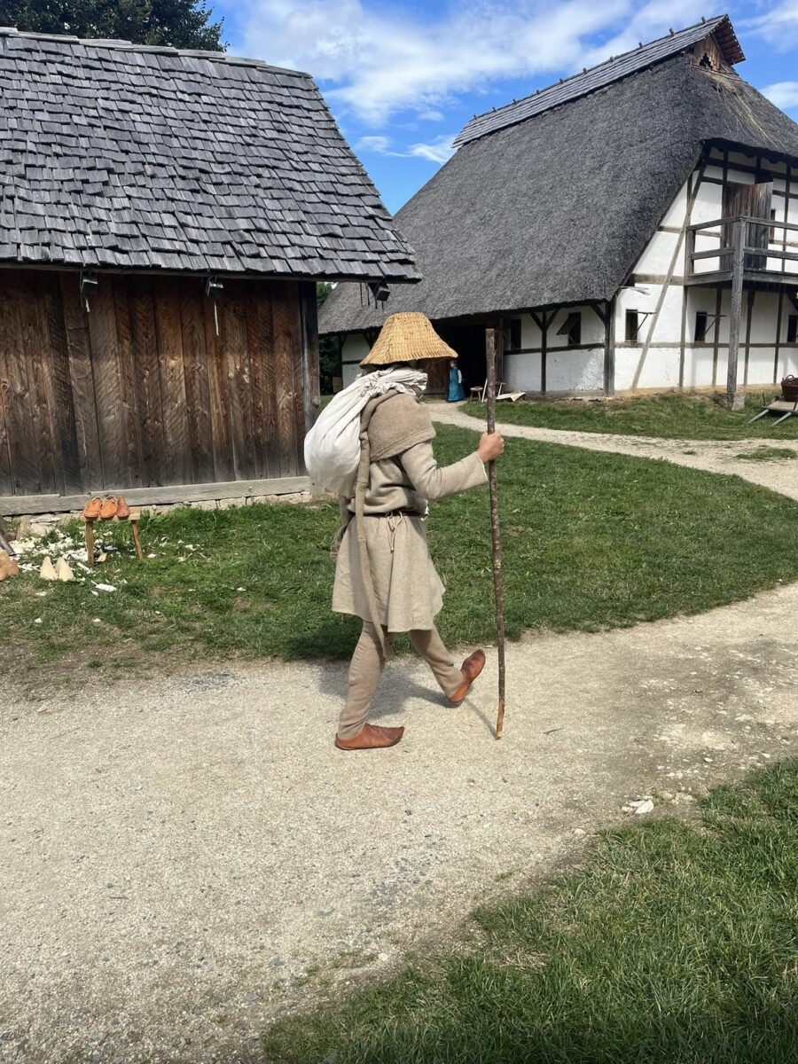 Darsteller beleben Herberge des 14. Jahrhunderts in Bärnau