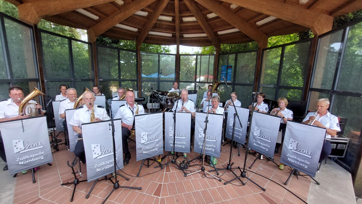 Großer Applaus für die Zollkapelle Nürnberg bei den Sommerserenaden