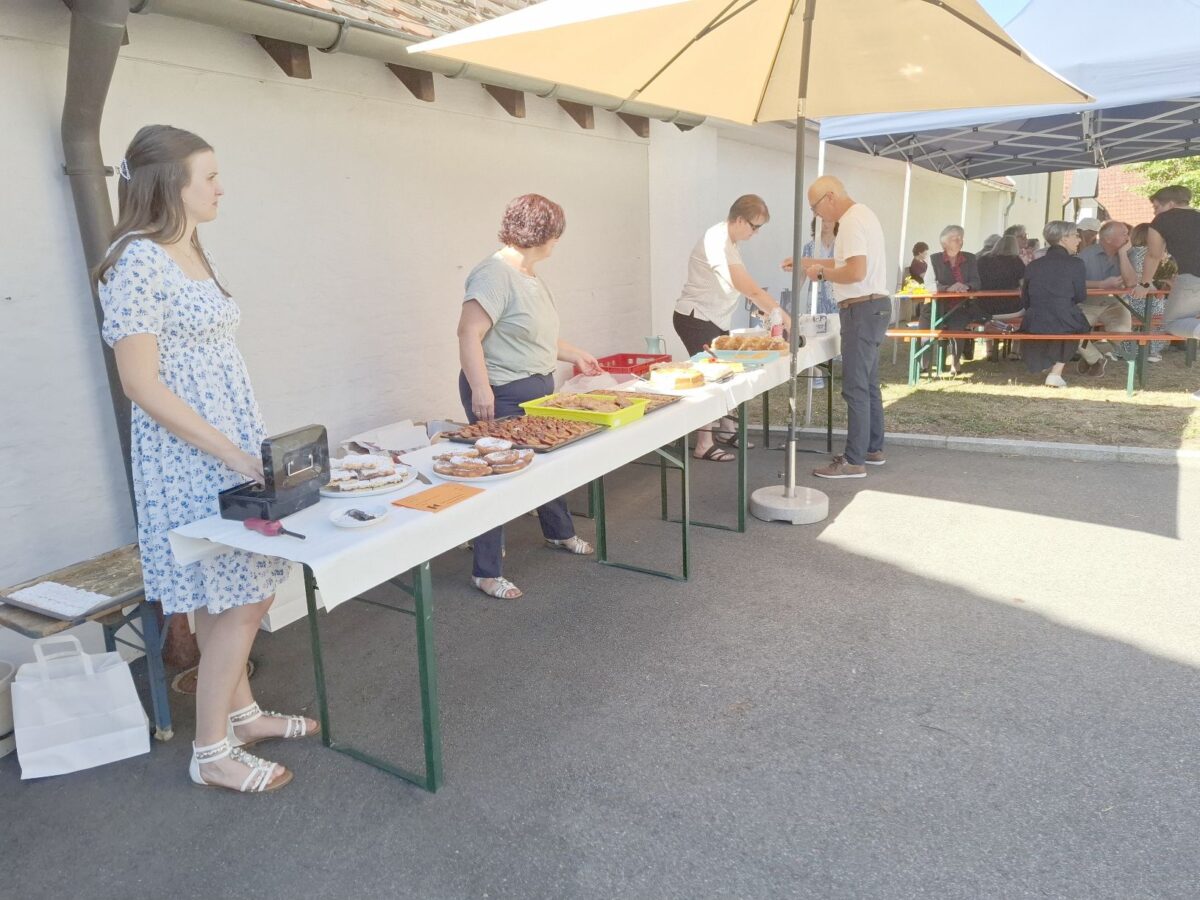 Bei den Damen der Kolpingsfamilie gabs reichlich selbst gebackenen Kuchen. Foto: Karl Ziegler