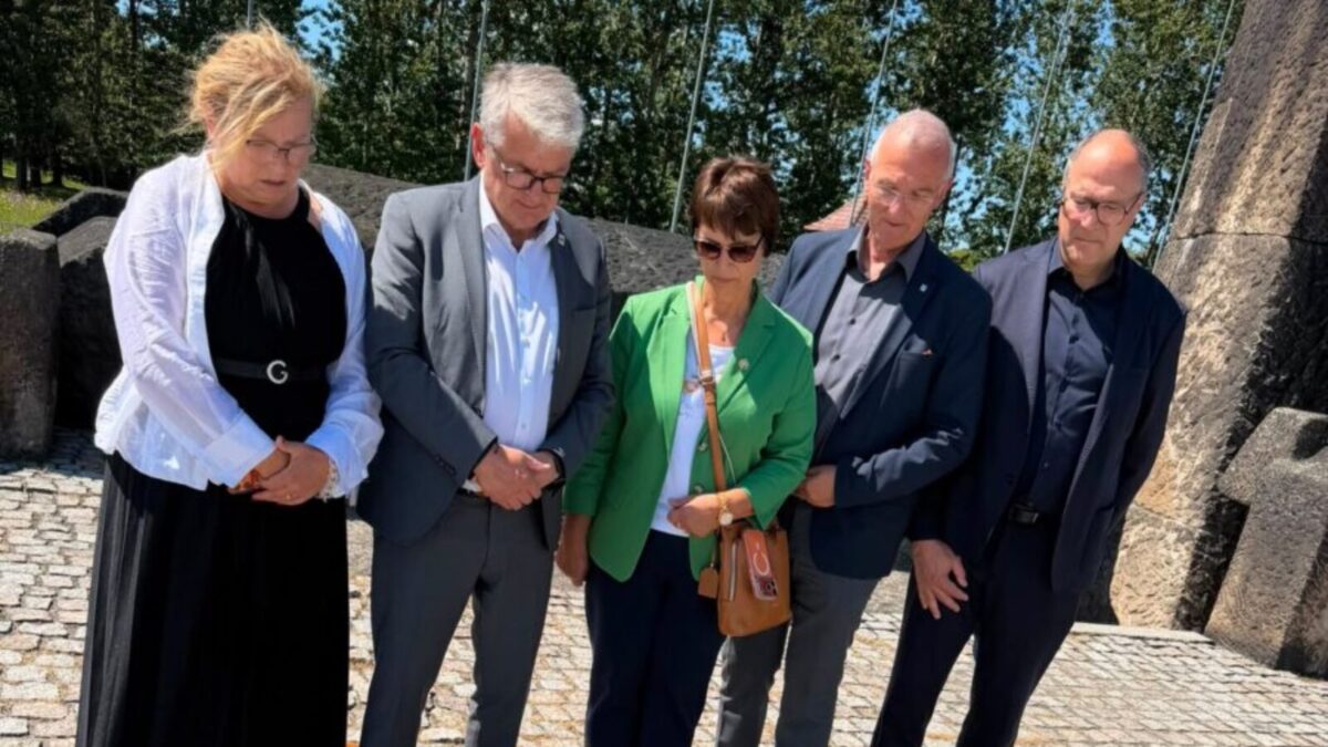 Freie Wähler gedenken in Auschwitz mit Scharf aus Neunburg