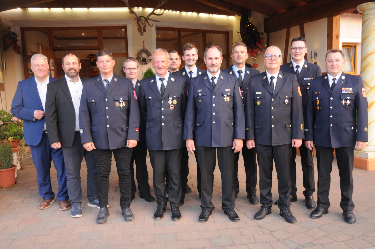 Seltene Ehrung für 50 Jahre bei Feuerwehr Vilshofen in Rieden
