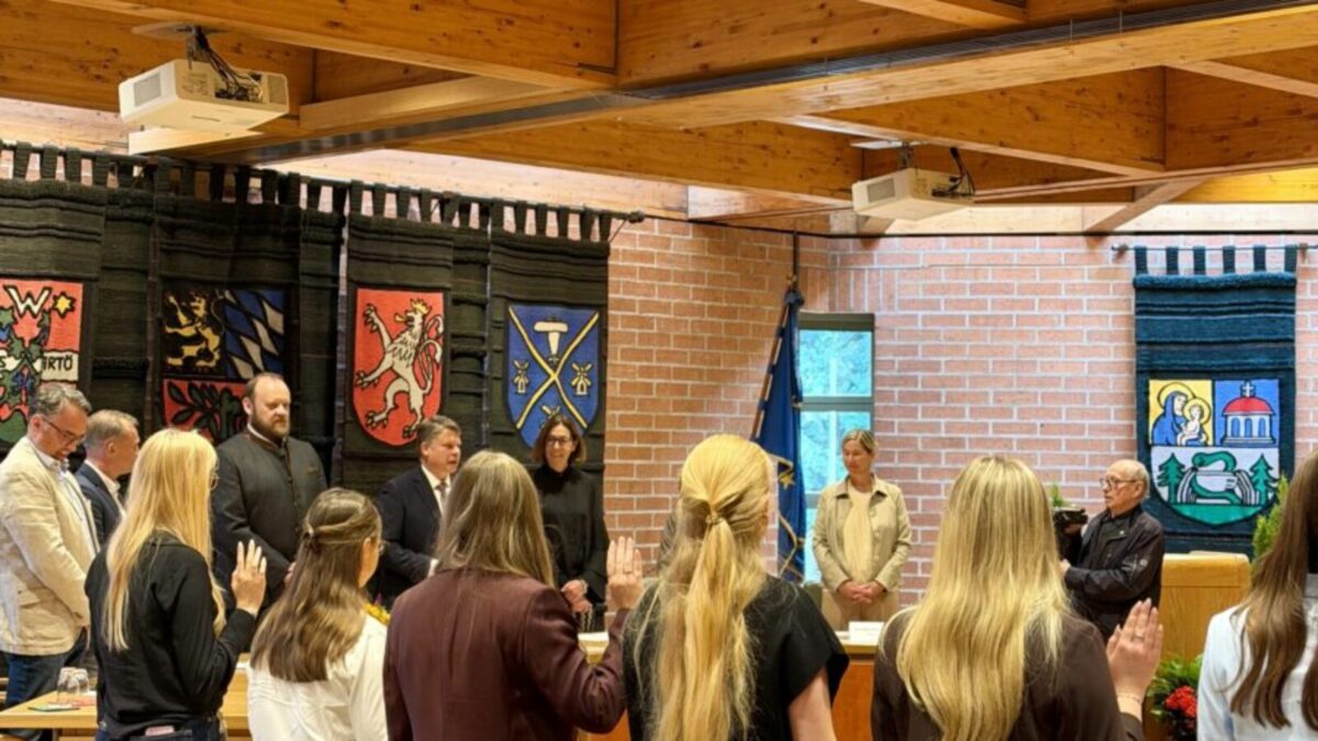 Willkommen in der Schulfamilie - 28 Lehramtsanwärter im Weidener Rathaus feierlich vereidigt