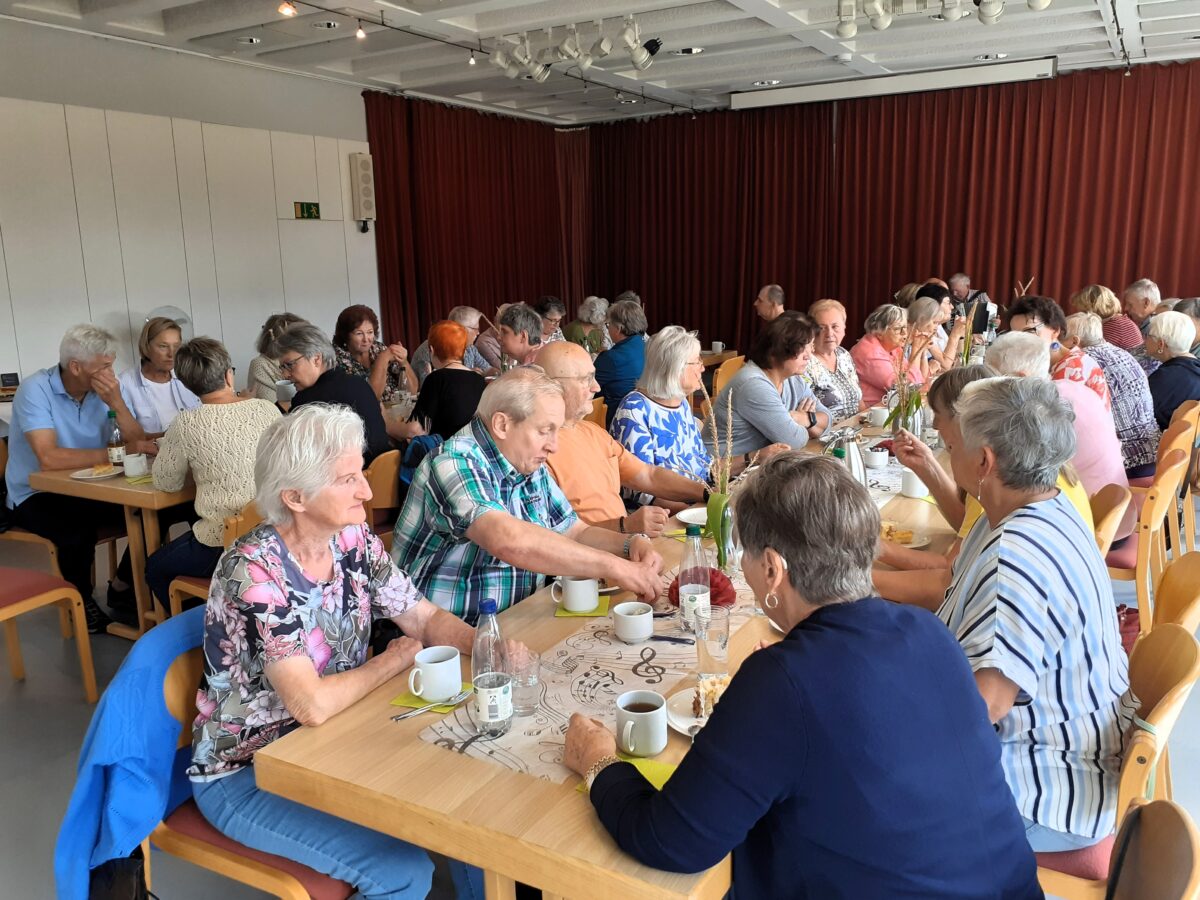 Fröhliches singen im "Café miteinander" mit Konrad Merkl