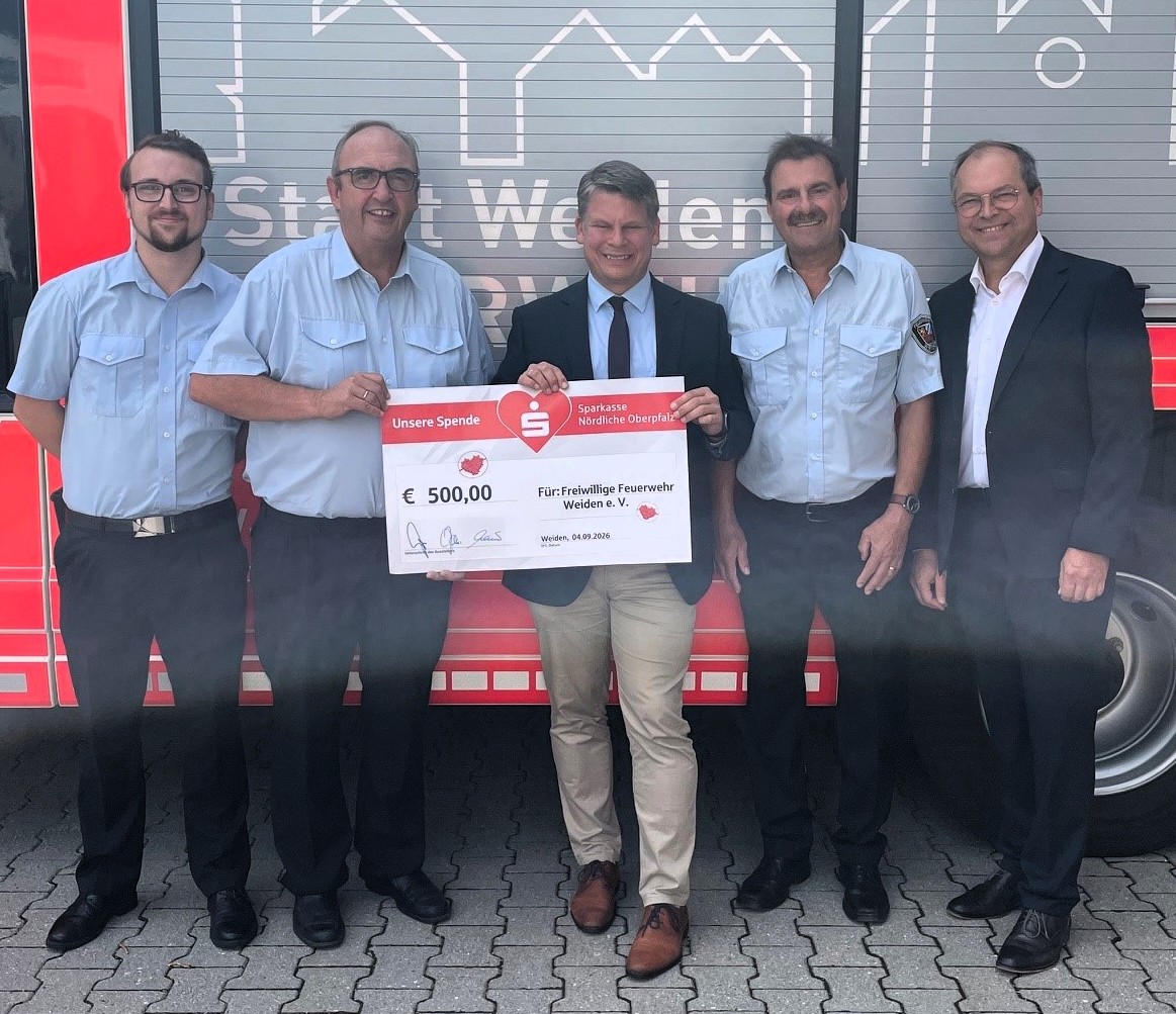Sparkasse Nördliche Oberpfalz unterstützt Feuerwehr Weiden mit 500 Euro