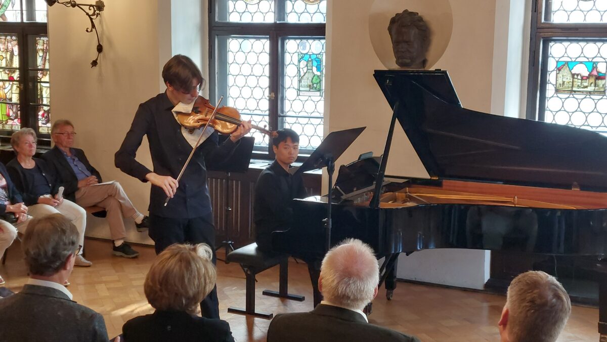 Johannes Rosenberg und Seunghun Shin gestalten die Matinee zum Abschluss der Weidener Max-Reger-Tage im vollbesetzten Alten Rathaus