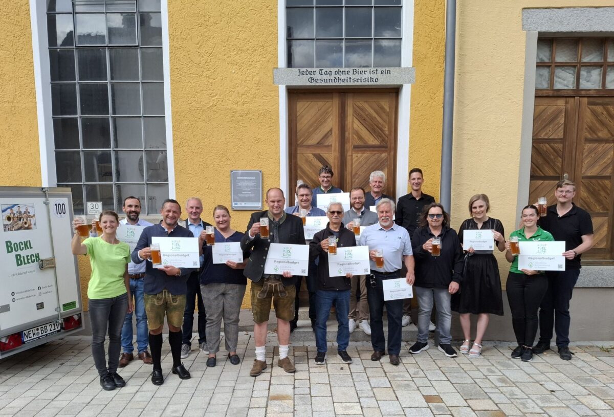 ILE Naturparkland übergibt Förderschilder in Eslarn für 17 Kleinprojekte