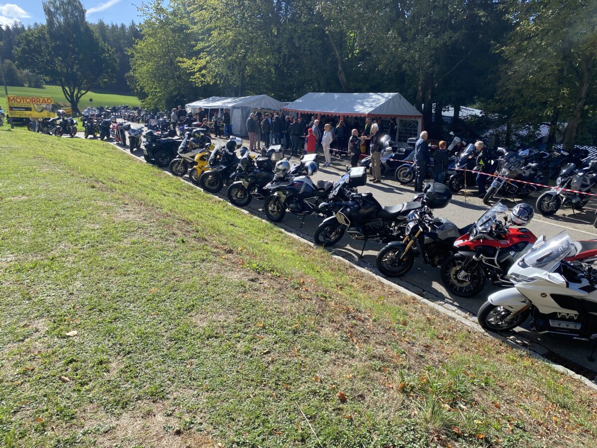 Biker aus der ganzen Oberpfalz beim Motorradgottesdienst des MSC Tännesberg