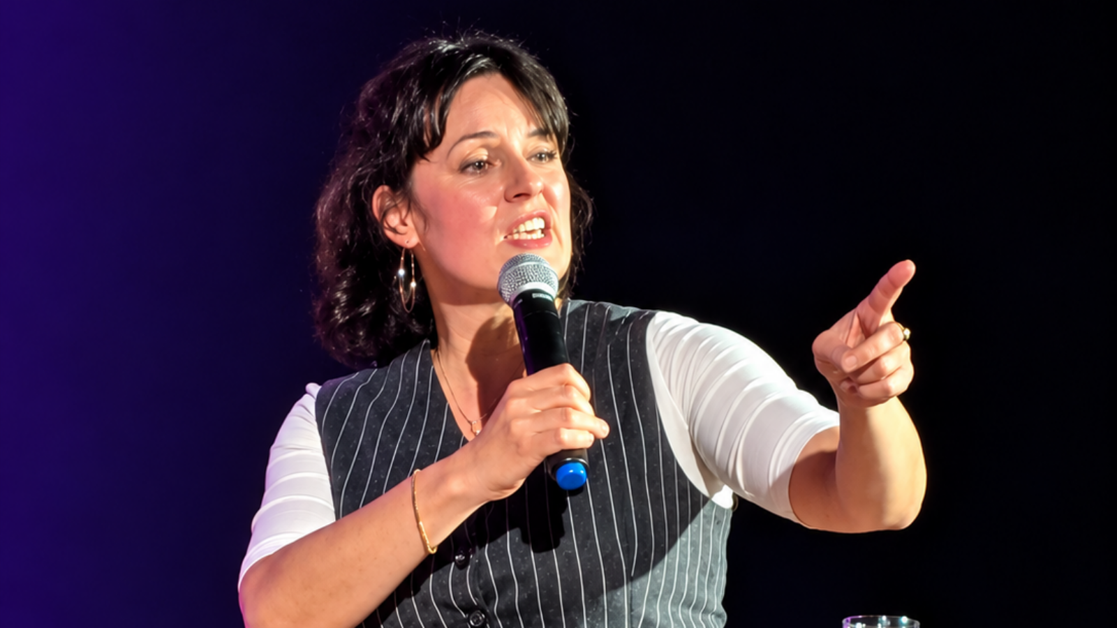 Kabarettstar Angela Ascher begeistert Publikum in Schwarzenfeld