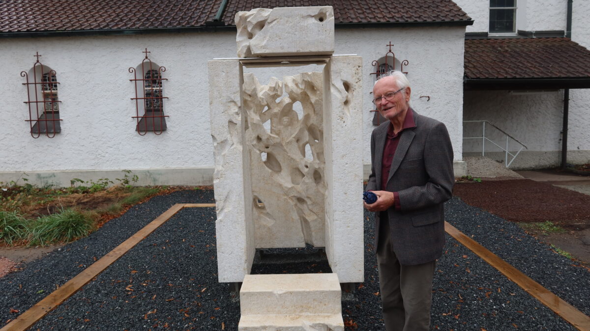 Ein neues Zuhause in Weiden für die "Kapellensteine" von Bildhauer Mauermann