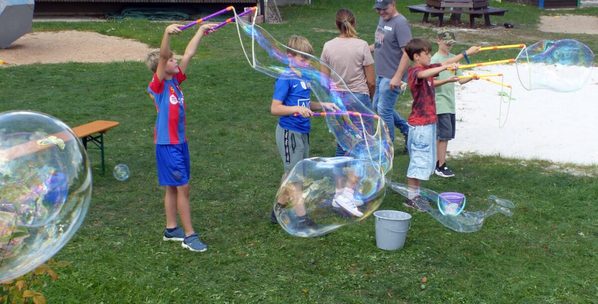 Spiel Spaß und Seifenblasen begeistern 37 Kinder in Schlammersdorf
