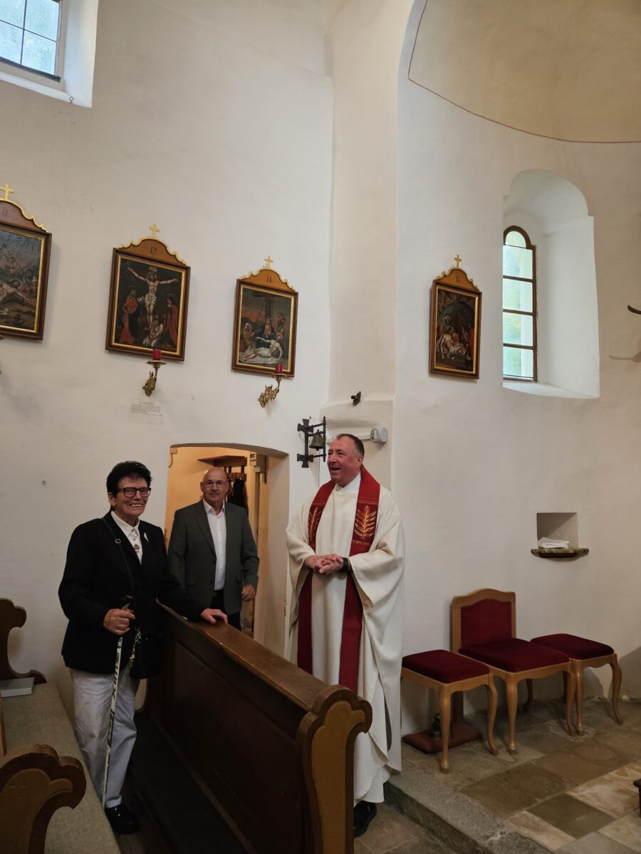 Altmesnerin Erika Hilburger Mesner Helmut Zwack und Pfarrer Liesaus freuen sich über den musikalischen Patroziniumsgottesdienst.jpg