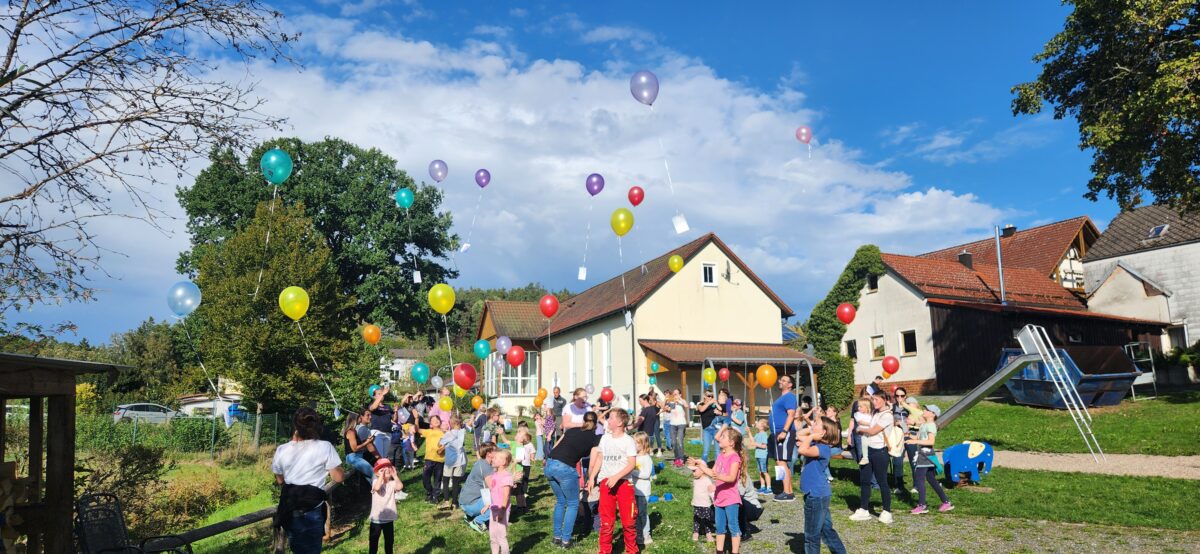 Bunte Luftballons krönen Spielplatzfest in Trippach