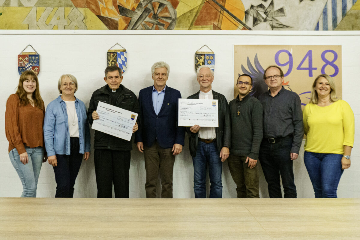 Chöre spenden Pfarrheimen in Floß jeweils 400 Euro