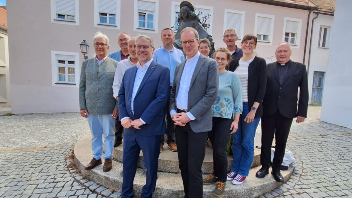 Domkapitular Michael Dreßel besucht Caritas in Tirschenreuth-Wunsiedel