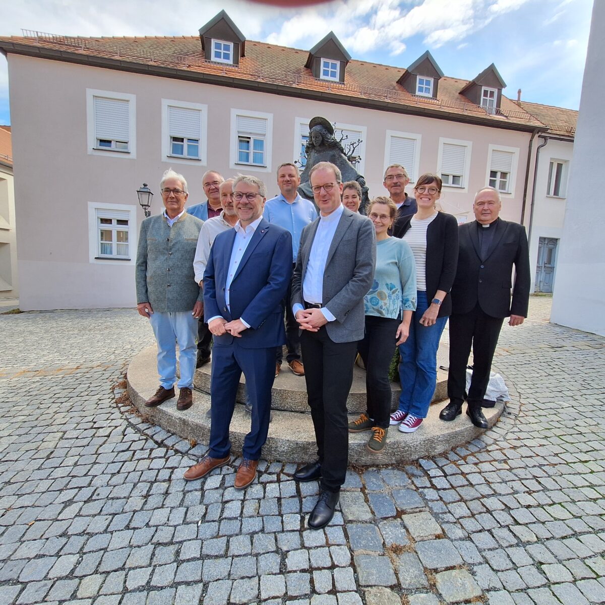 Domkapitular Michael Dreßel (Mitte) mit den Verantwortlichen des Kreiscaritasverbandes Tirschenreuth-Wunsiedel..jpg