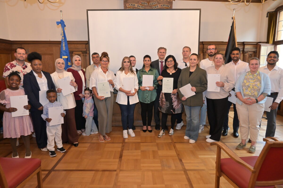 Einbürgerungsfeier am 16.9.2026 mit Referatsleiter Dr. Bernhard Mitko (13.v.l.) im Kleinen Rathaussaal.Foto und Copyright Thomas Graml Stadt Amberg.JPG