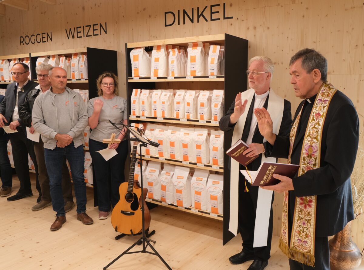 Erweiterter Mühlenladen erhält kirchlichen Segen in Floß