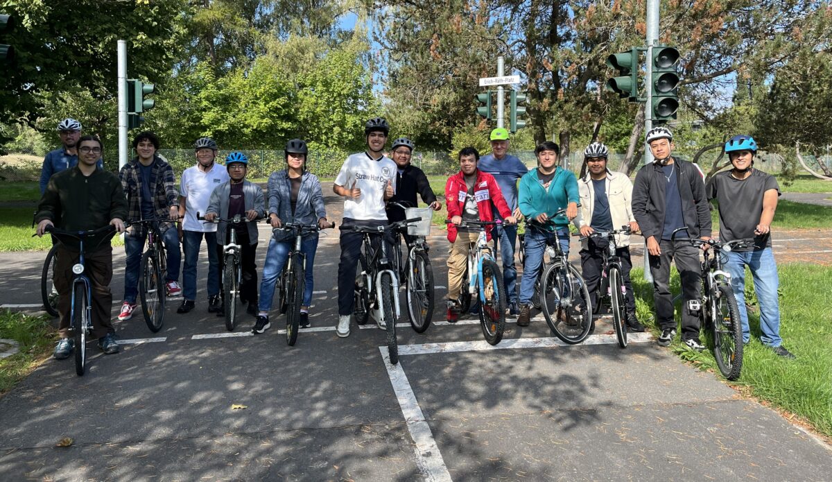 Fahrradkurs der Ortsverkehrswacht stärkt Azubis aus El Salvador in Weiden