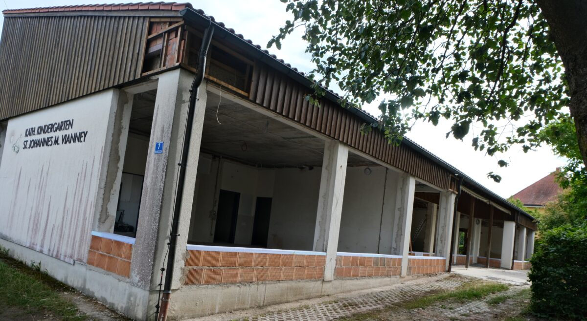 Fenstereinbau verzögert Kindergartensanierung in Floß