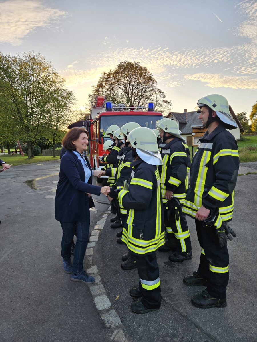 Feuerwehren aus zwei Gemeinden bestehen Leistungsprüfung in Kössing