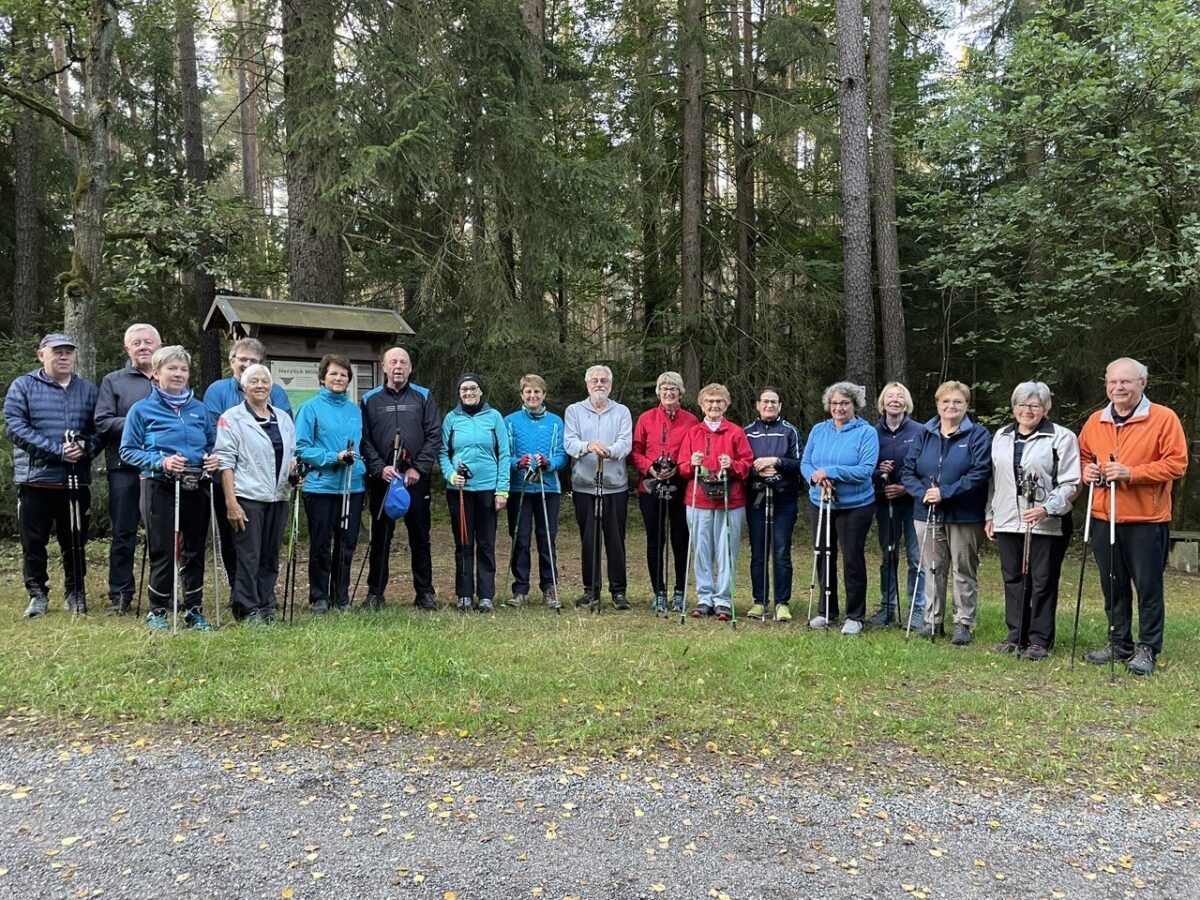 Frühstückswalking begeistert 19 Walker in Pressath