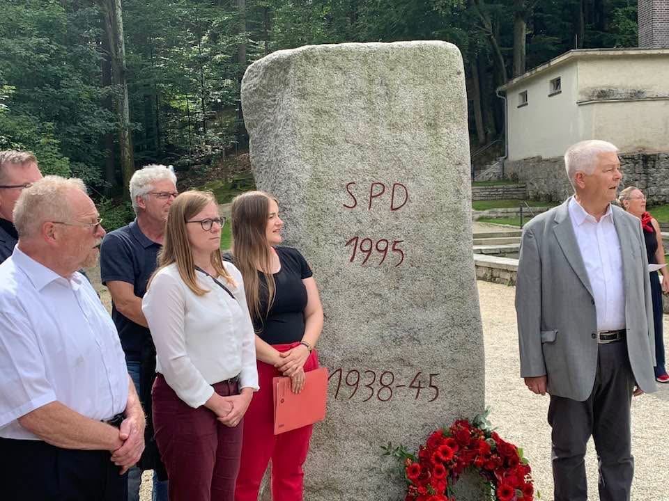 Gedenkfeier der SPD-AG 60plus in Flossenbürg setzt Zeichen für Demokratie