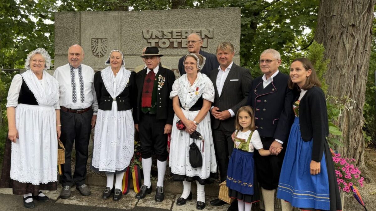 Gedenkstele ergänzt Vertriebenenmahnmal auf dem Stadtfriedhof Weiden