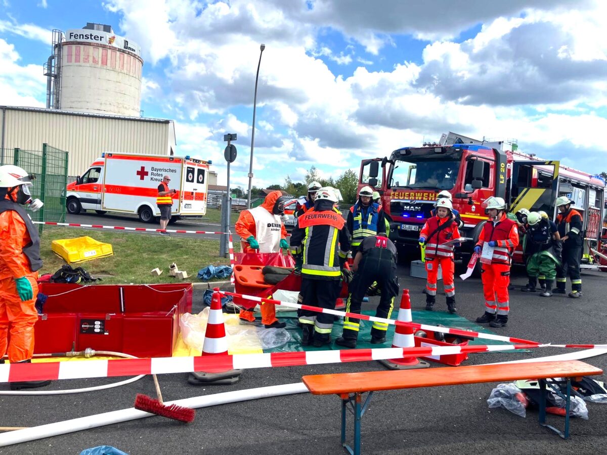 Gefahrgutübung in Auerbach stärkt Zusammenarbeit von Feuerwehr und BRK