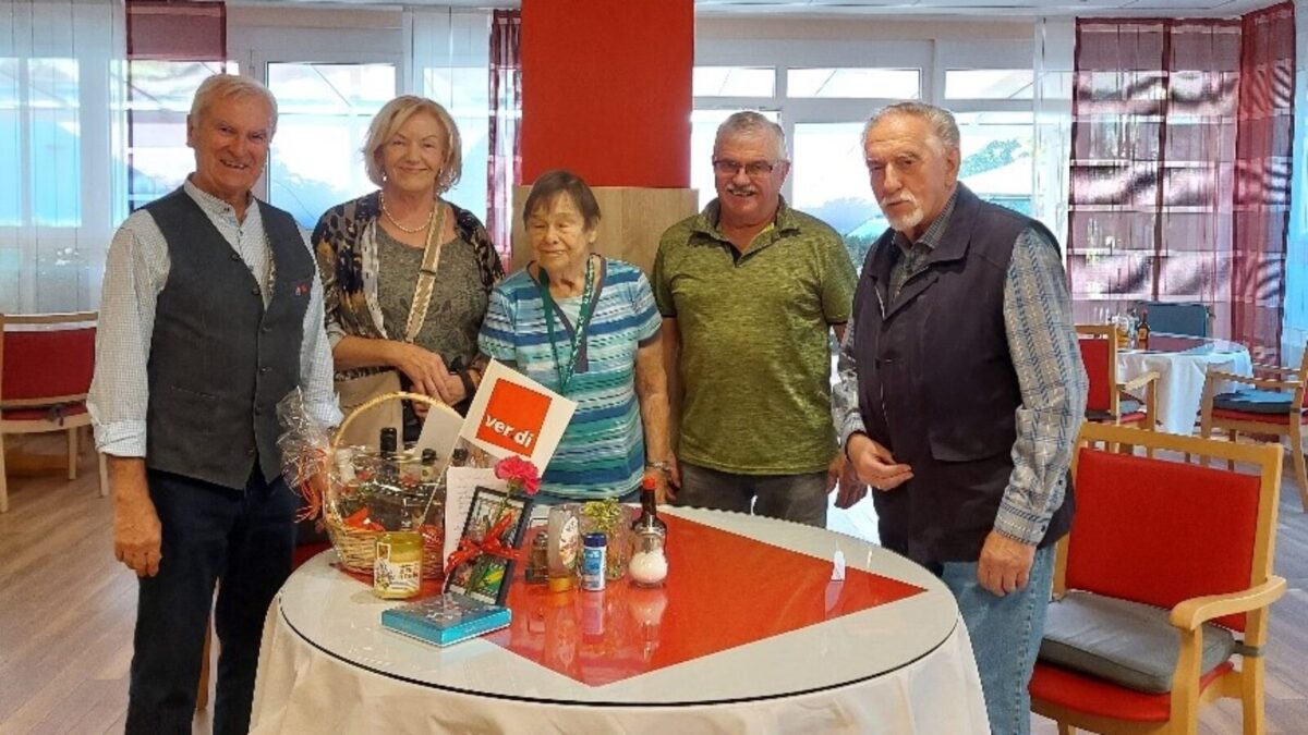 Gratulanten ehren Ulla Albert zum 85. Geburtstag in Weiden