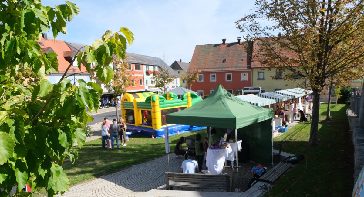 Großer Andrang beim verkaufsoffenen Sonntag mit Herbstfest in Floß