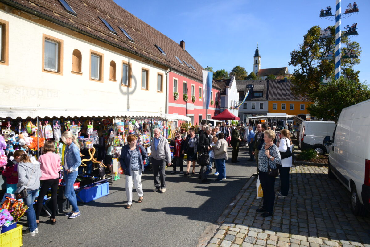 Herbstkreuzbergfest mit kirchlichem und weltlichem Programm in Pleystein